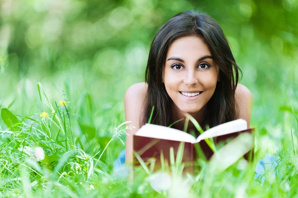 Jeune fille herbe lecture livre — Photo