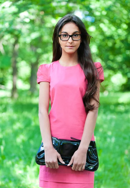 Stående flicka påse glasögon — Stockfoto