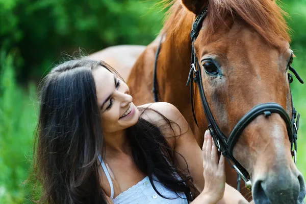 Mujer siguiente caballo — Foto de Stock