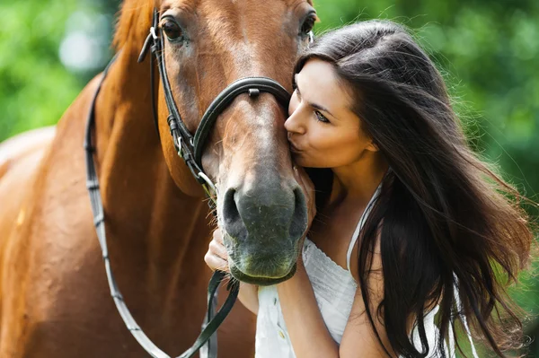 Vrouw kussen paard — Stockfoto