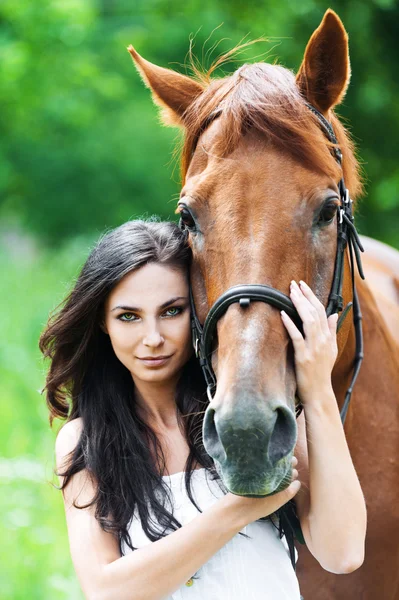 Stående kvinna nästa häst — Stockfoto