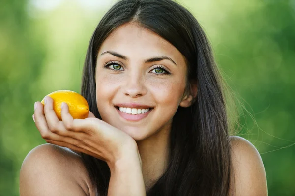 Mulher bonita segurando limão — Fotografia de Stock