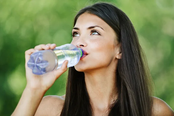 Portrait pretty young woman drinking water — Stock Photo, Image