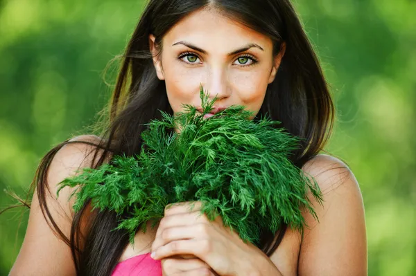 Retrato hermosa mujer joven eneldo verde — Foto de Stock