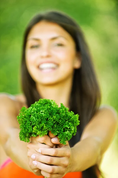 Retrato alegre mujer manos hierbas — Foto de Stock
