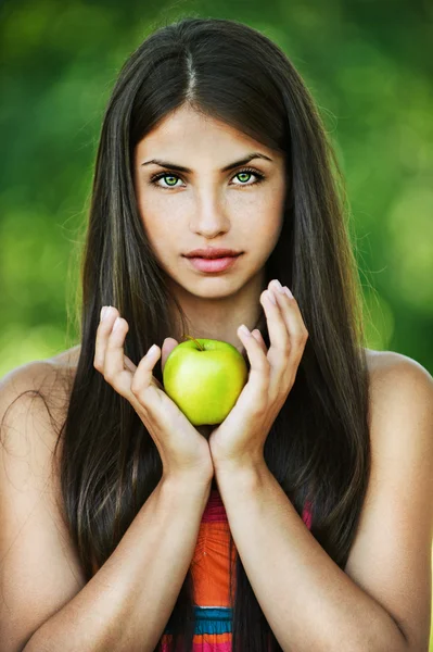 Portrait femme assez sérieuse mains pomme jaune — Photo