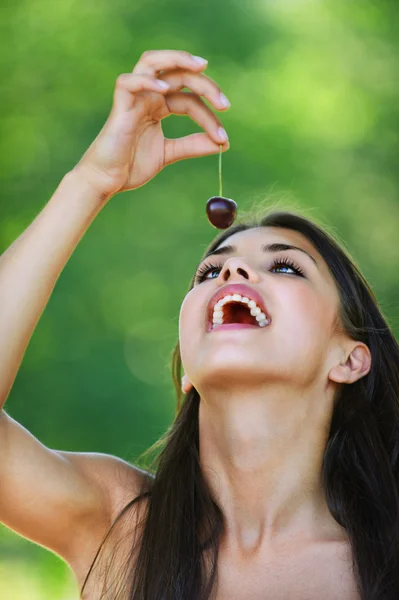 Atraktivní mladá žena holé, drží cherry — Stock fotografie