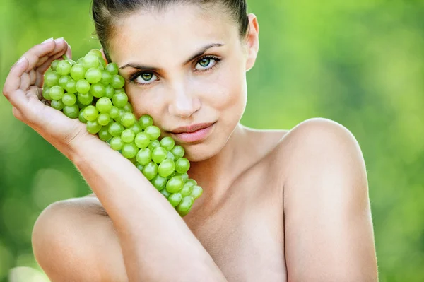 Retrato hermosa mujer desnuda racimo uvas — Foto de Stock