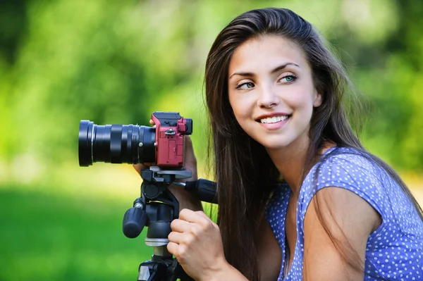 Retrato joven encantadora mujer cámara —  Fotos de Stock