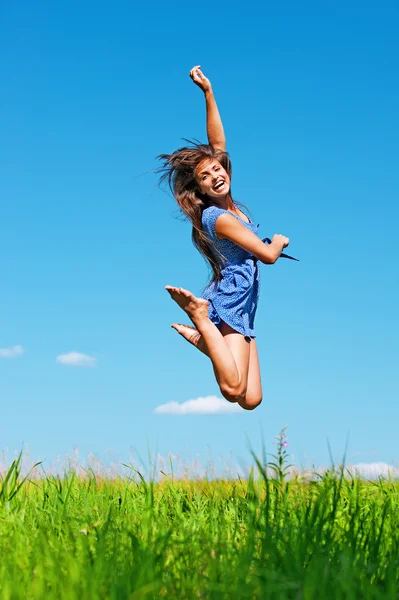 Piękna młoda kobieta skaczący w górze — Zdjęcie stockowe