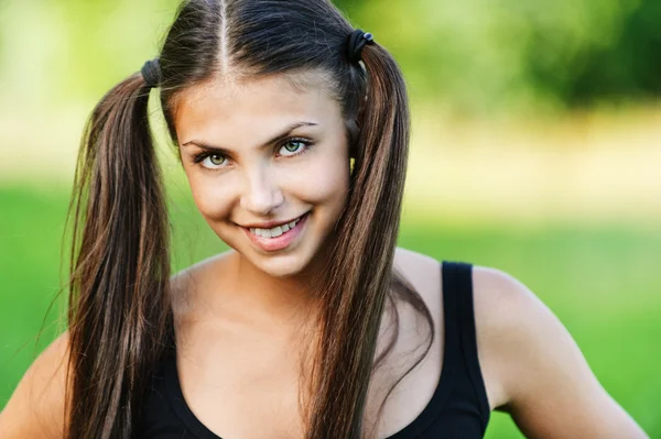 Retrato bela jovem mulher sorrindo — Fotografia de Stock