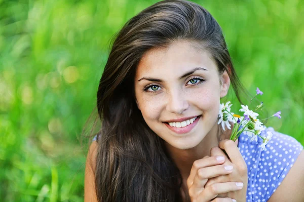 Portre genç ve güzel kadın buket çiçekler — Stok fotoğraf