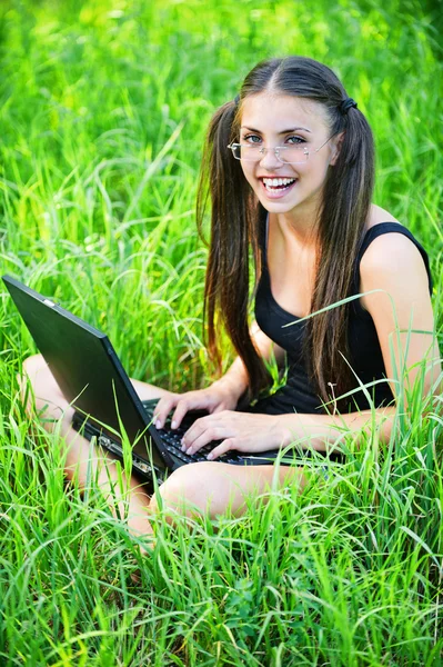 Gej bardzo młoda kobieta okulary laptopa — Zdjęcie stockowe