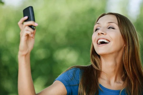 Portret vrij jonge vrouw leest sms — Stockfoto