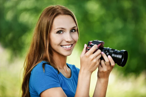 Retrato bela jovem câmera — Fotografia de Stock