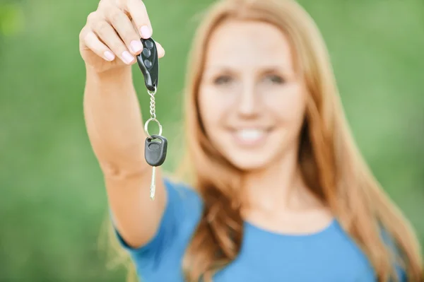 Portrait cute young woman car keys — Stock Photo, Image