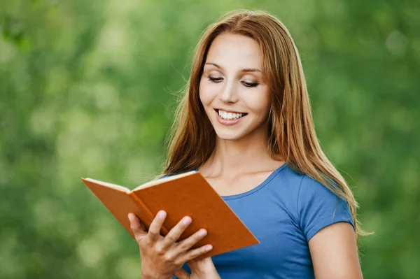 Portrét krásné žena čte knihu — Stock fotografie