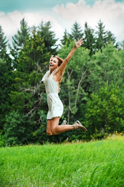 Веселая, счастливая молодая женщина вскочила — стоковое фото
