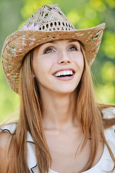 Ritratto bella giovane donna cappello — Foto Stock