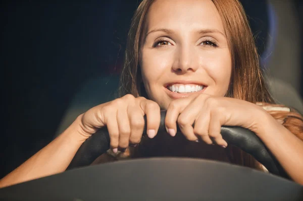 Portrait beautiful young woman sitting saloon car — Stockfoto