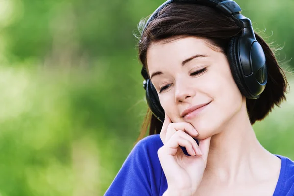 Portrait young attractive girl headphones — Stock Photo, Image