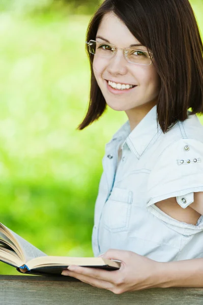 Retrato jovem menina bonita óculos livro — Fotografia de Stock