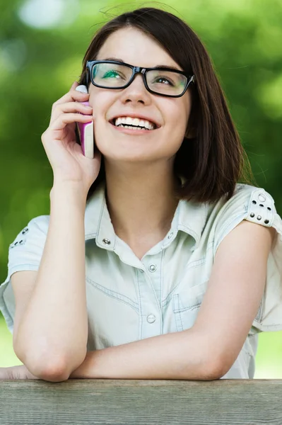 Bonita jovem mulher falando telefone — Fotografia de Stock