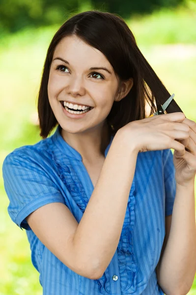 Portrét mladé ženy nůžky — Stock fotografie