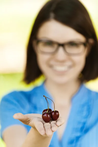 Jonge vrouw bril black cherry palm — Stockfoto