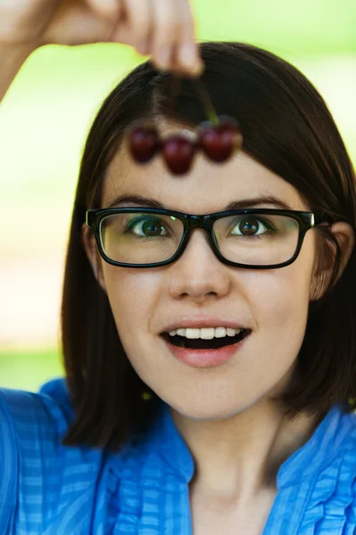 Stående flicka glasögon förvånade black cherry — Stockfoto