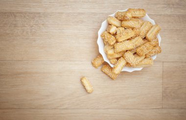 çok lezzetli Kurabiye susam tohumu beyaz tabak zirveye yerleşti.