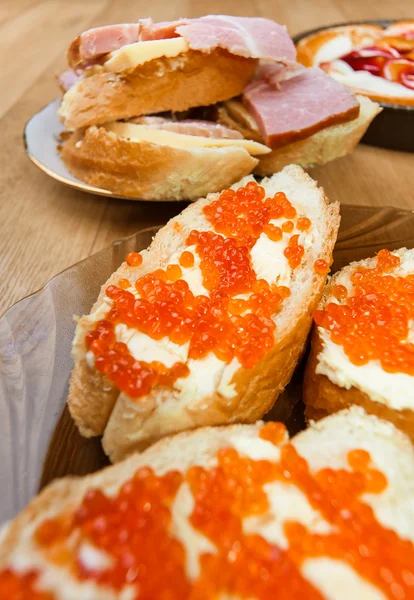 Sanduíches prato presunto de mesa queijo caviar vermelho deliciosa sobremesa t — Fotografia de Stock