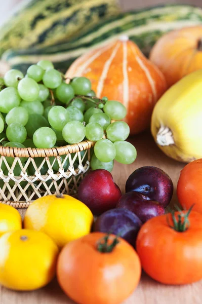 Muchas frutas verduras calabaza racimo uvas cesta ciruela mandarina —  Fotos de Stock