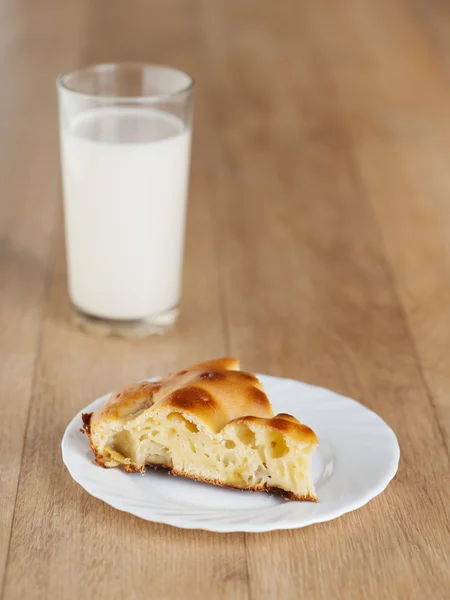 Single pie cake plate glass milk — Stock Photo, Image