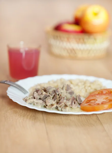 Ízletes vacsora tészta pörkölt szelet hús paradicsom villát üveg — Stock Fotó