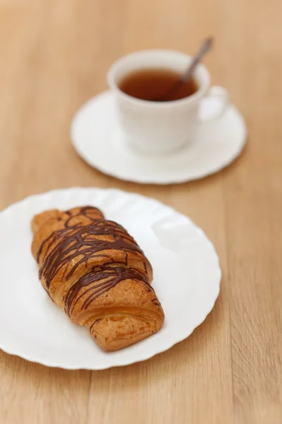 Assiette blanche pain solitaire délicieux chocolat tasse de thé arrosée — Photo