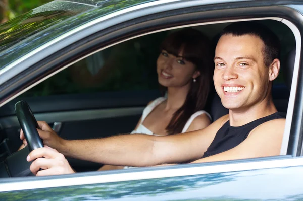 Przystojny mężczyzna i kobieta siedzi samochodu — Zdjęcie stockowe