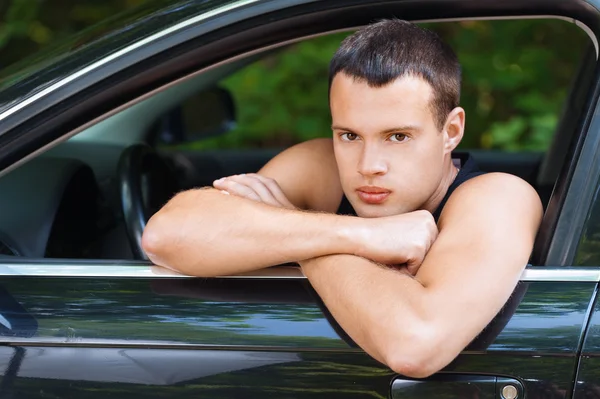 Retrato jóvenes hombres serios se sienta coche — Foto de Stock