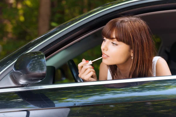 Portrait beautiful woman car paints lips — Stock Photo, Image