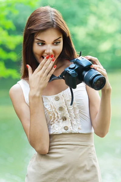 Portret jonge mooie vrouw verbaasde blik monitor camera — Stockfoto