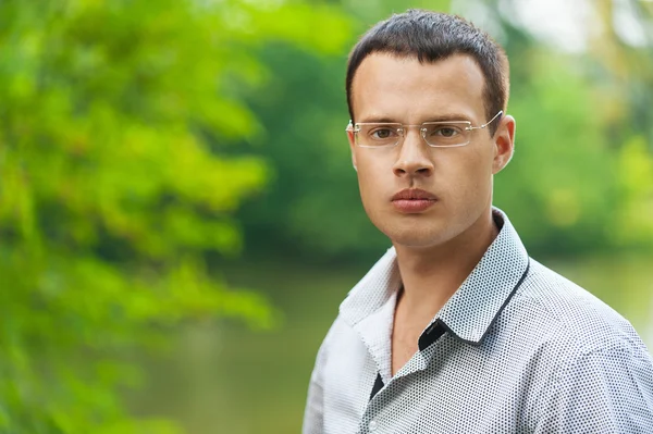 Retrato jovem homem óculos — Fotografia de Stock