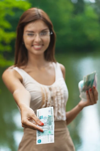 Портрет красивая молодая женщина очки деньги — стоковое фото