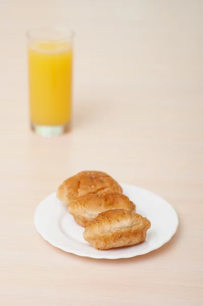 Three buns white plate glass juice — Stock Photo, Image