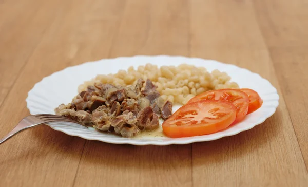 Closeup heerlijke (pasta, stoofschotels, tomaten), witte plaat vork — Stockfoto