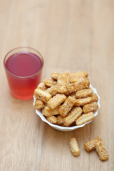 白板饼干洒的芝麻杯果汁 — 图库照片