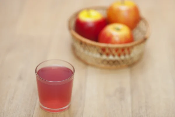 Szklanka soku wazon trzy jabłka — Zdjęcie stockowe