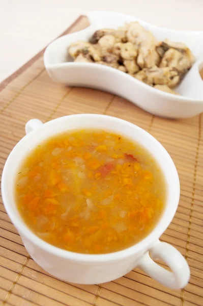 Warme voedingsmiddelen (soep, stoofpot kip) servetten witte schotel — Stockfoto