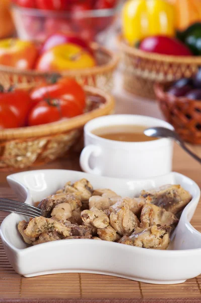 Reichhaltige Nahrungsmittel Fleisch, Gemüse, Obst (geschmortes Huhn, Tee, — Stockfoto