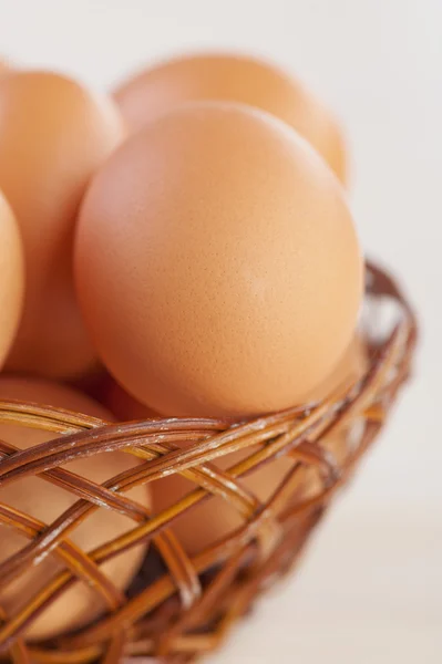 Closeup ψάθινο καλάθι καφέ αυγά κότας — Φωτογραφία Αρχείου