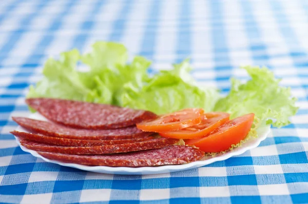 Weißteller in Scheiben geschnitten, Salamiwurst in Scheiben geschnitten — Stockfoto